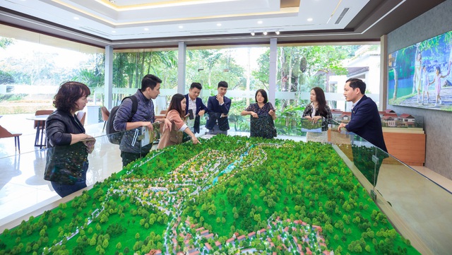 Sau khi Thủ tướng Chính phủ chính thức phê duyệt quy hoạch trở thành khu đô thị vệ tinh lớn nhất tại Hà Nội, Hòa Lạc là một trong những chủ đề "chiếm sóng" nhiều nhất trong câu chuyện của giới địa ốc gần đây.